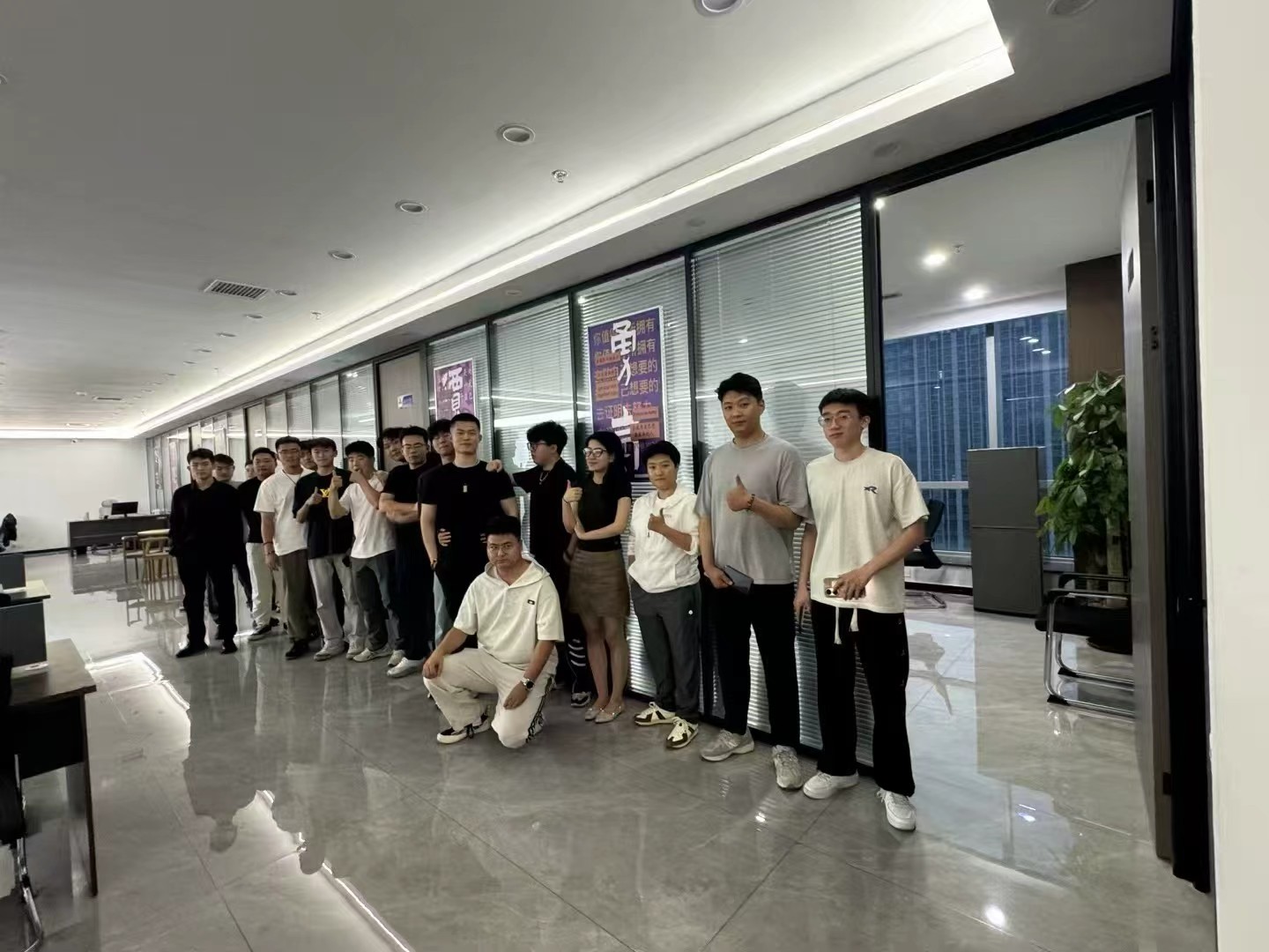 济南星动团队在办公空间内合影