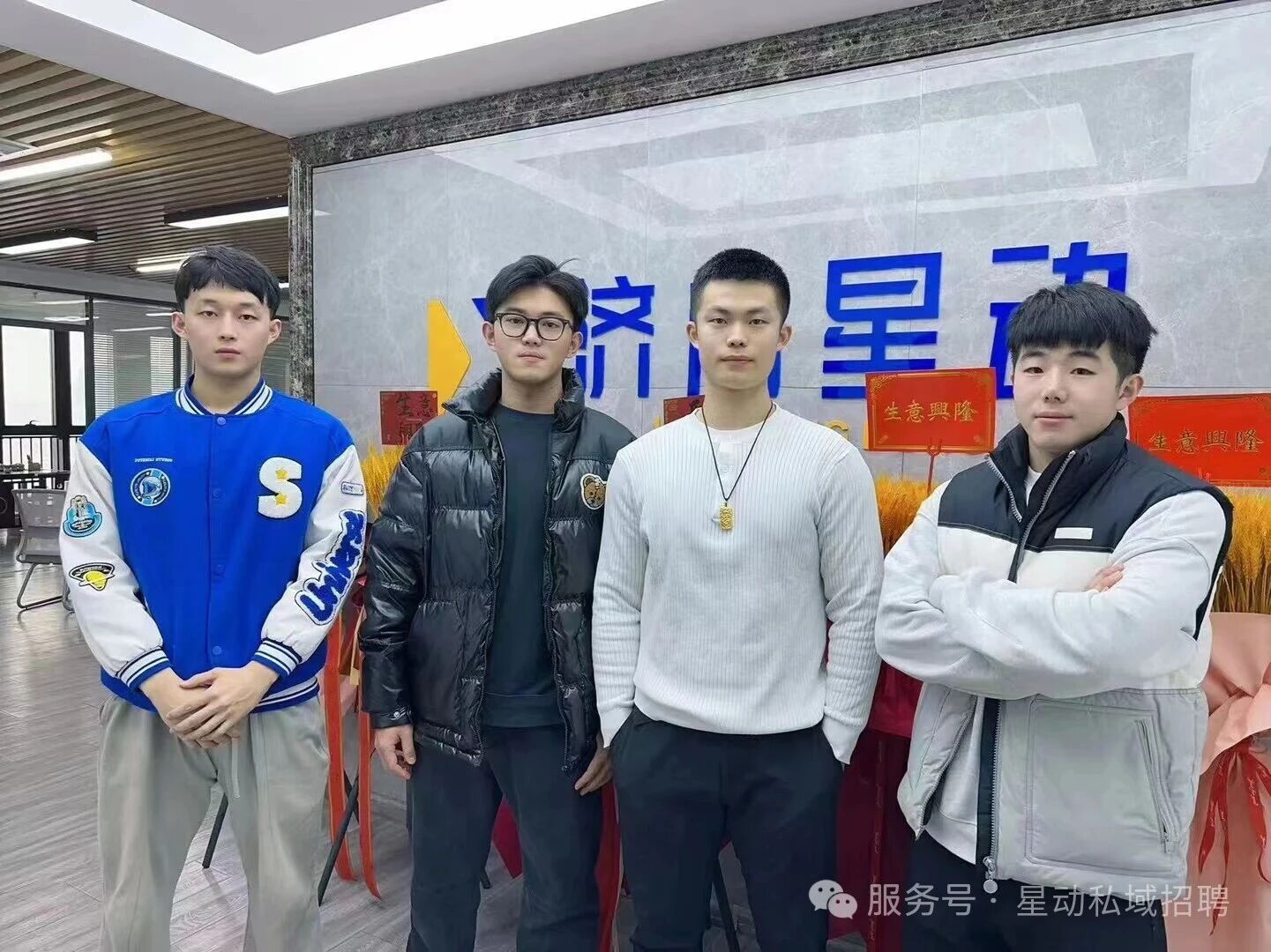 济南星动团队成员在公司内合影